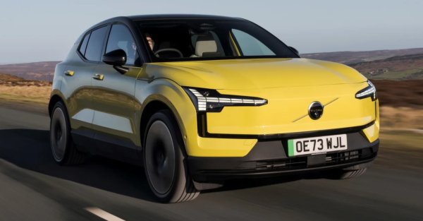 На сегашния пазар най-достъпните електрически автомобили са предимно най-малките. Volvo EX30 обаче е основно изключение от това правило, тъй като предлага прилична порция пространство и лукс на много примамлива цена.

318-литровият багажник не е масивен, но все пак трябва да осигури прилично пространство за багажа на четиричленно семейство, както и за седмичния пазар. Ако любимите ви хора имат нужда от скорост, те ще бъдат особено щастливи, тъй като всяка версия на това Volvo ускорява от 0-62mph за по-малко от шест секунди. Всъщност моделът Performance ще завърши спринта само за 3,6 секунди. 

Освен това ще измине много мили между зарежданията, тъй като дори базовият модел с един двигател има заявен максимален пробег от 343 км. Изберете варианта Long Range и това число се увеличава до 470. EX30 определено е един от най-примамливите електромобили с по-ниски цени, но прекомерното му разчитане на сензорния екран за контрол на основните функции може да бъде доста разочароващо.